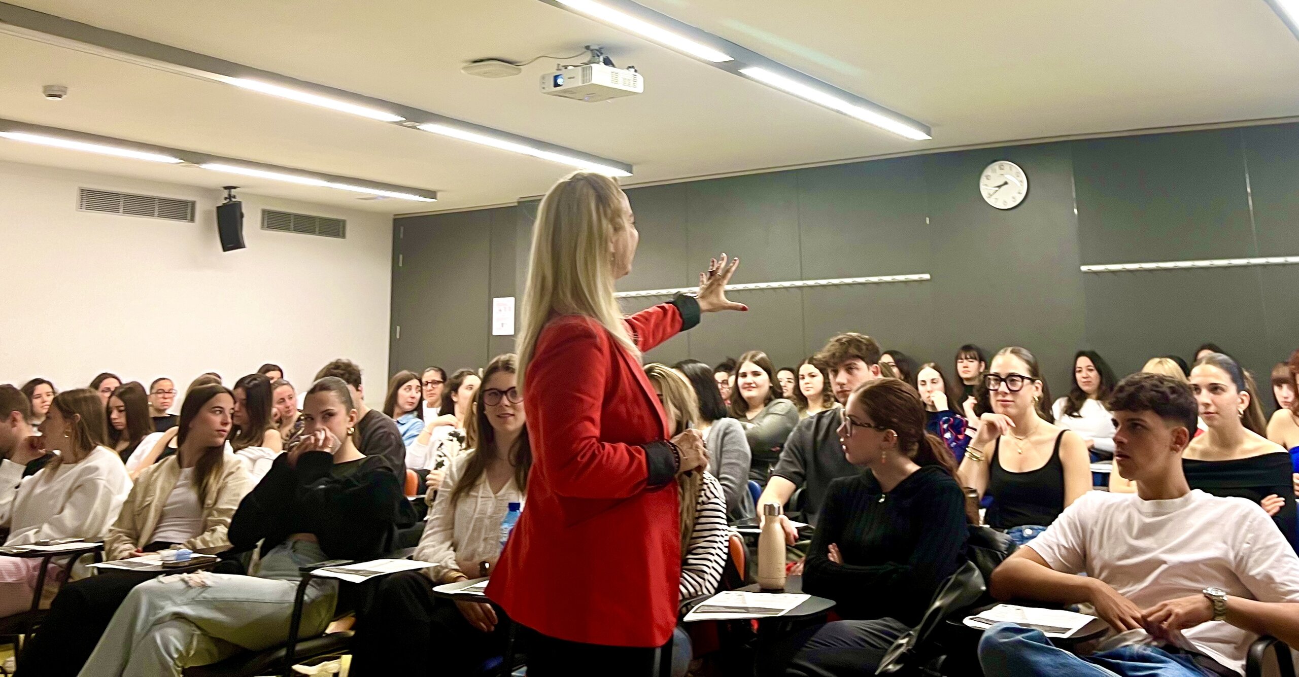 Emma Rodero dando clase ante un aula de estudiantes